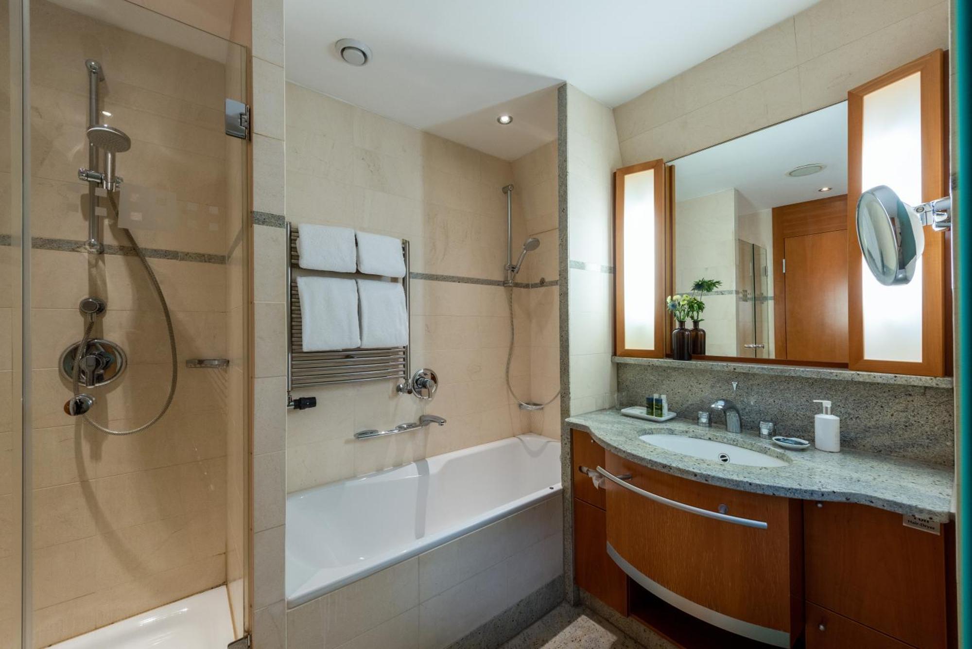 Precise Resort Bad Saarow Camera foto A bathroom with a shower and a bathtub